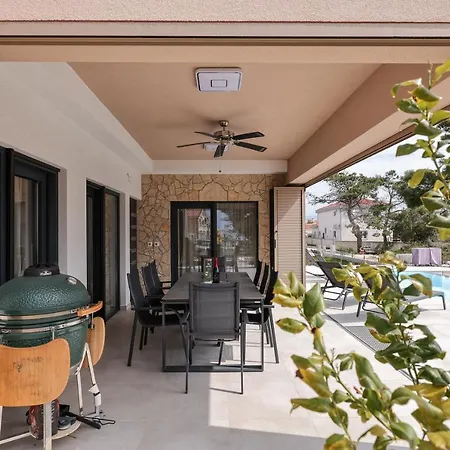 Vila Premium Nessi With Pool & Seaview