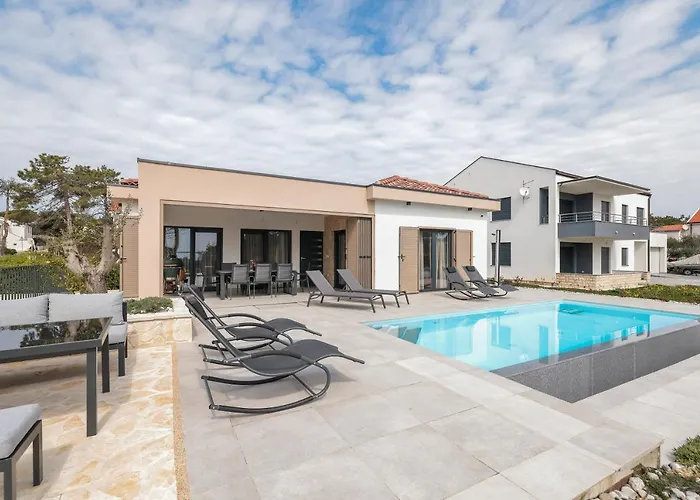 Premium Nessi With Pool & Seaview *