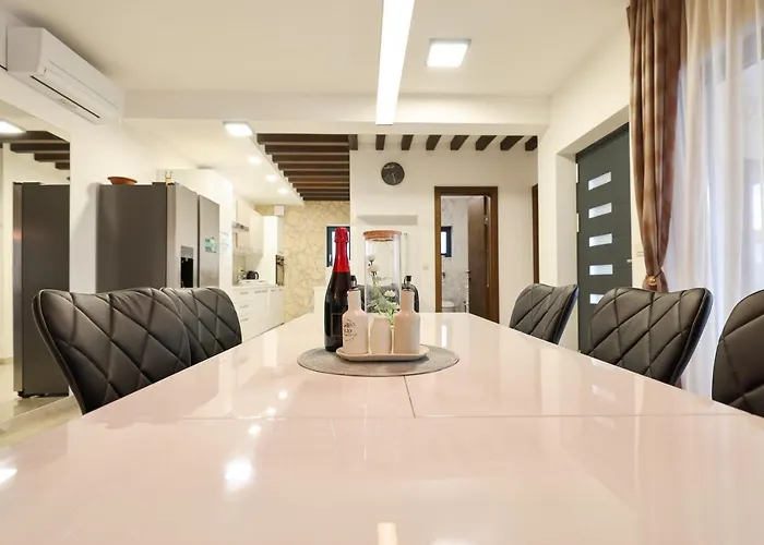 Vila Premium Nessi With Pool & Seaview