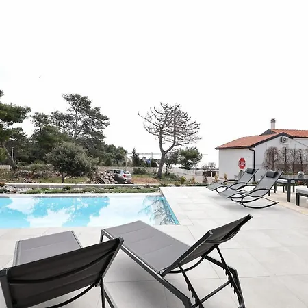 Premium Nessi With Pool & Seaview