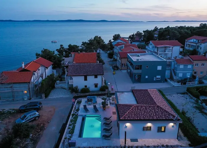 Premium Nessi With Pool & Seaview Вир