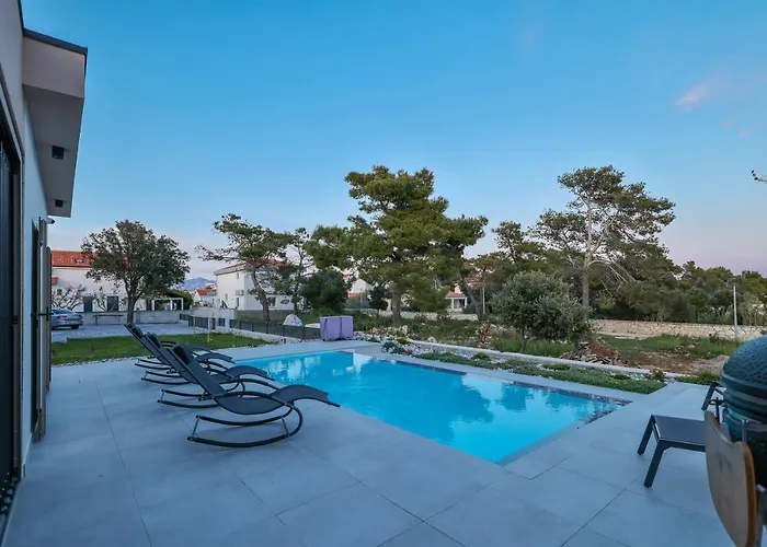 ヴィラ Premium Nessi With Pool & Seaview